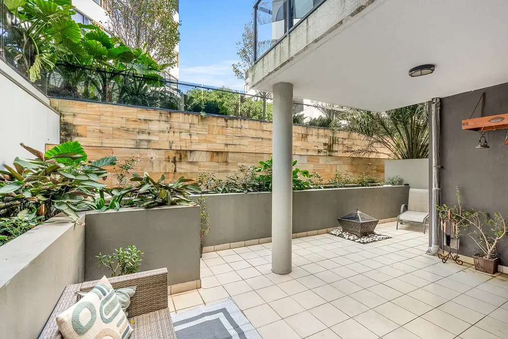 Dee Why 1Moenga Oversized Wrap-around Terrace in an Unbeatable Lifestyle Location!