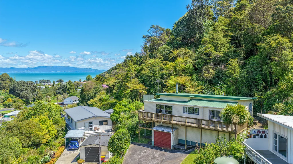 Waiomu 3غرفة نوم Sea views, space and vendors ready to move on.