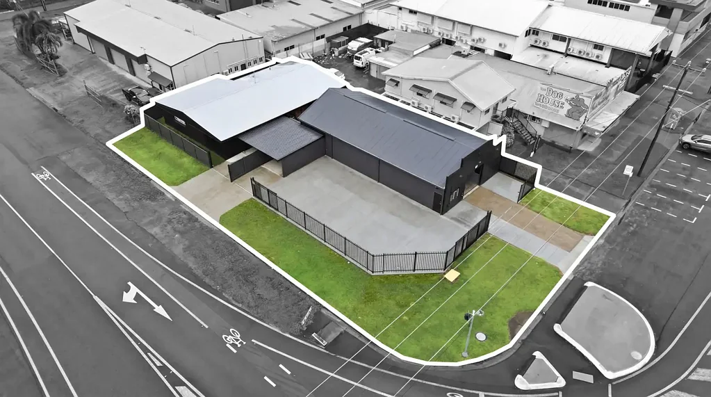 Manunda 4房  Prime Corner Opportunity – Mixed-Use Potential with Commercial Shed & Fully Updated Residence