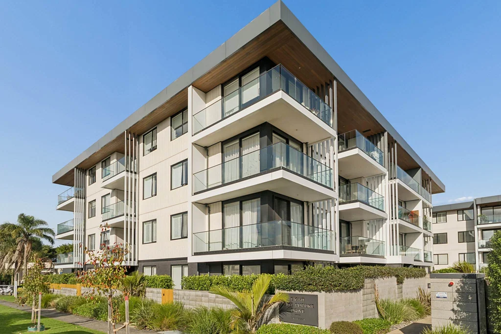 Stylish Ground Floor Living Near Lake Pupuke
