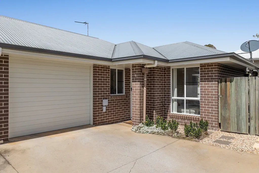 Beautiful Modern Unit in a Highly Convenient Location