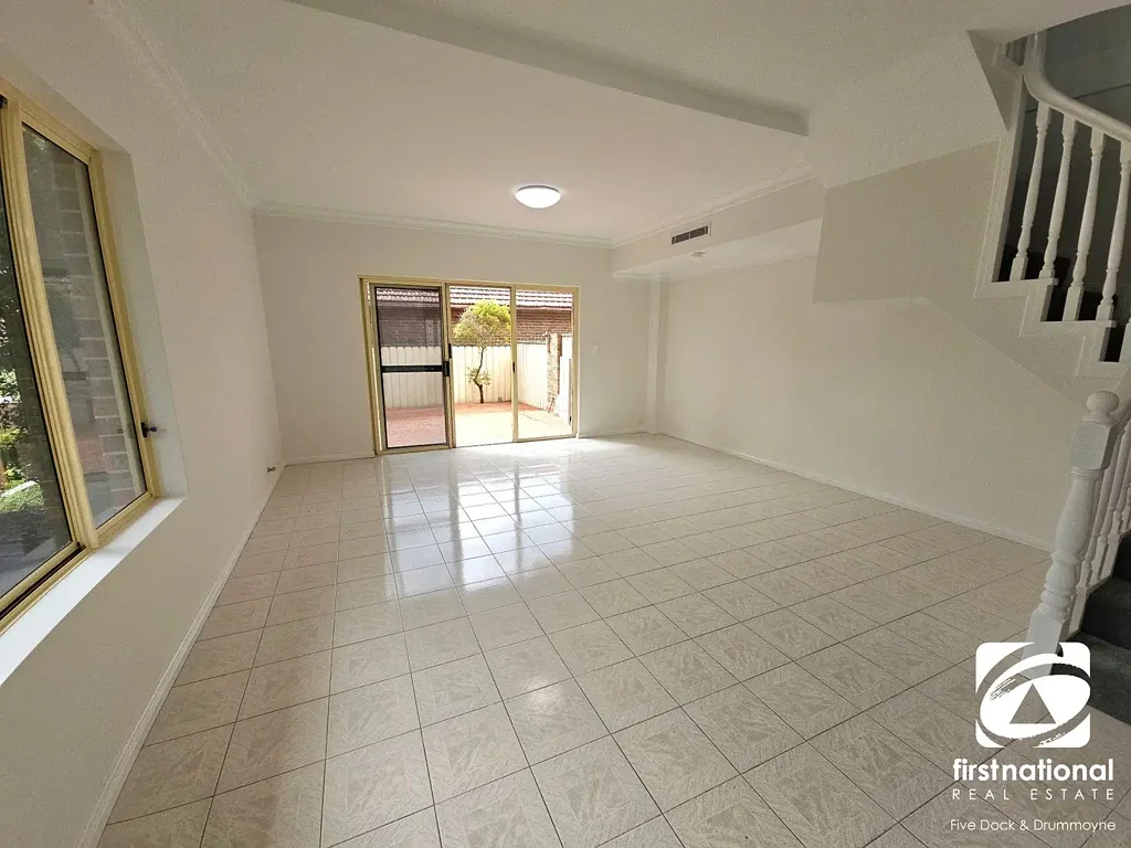 BEAUTIFULLY PRESENTED TOWNHOUSE WITH DOUBLE LOCK-UP GARAGE