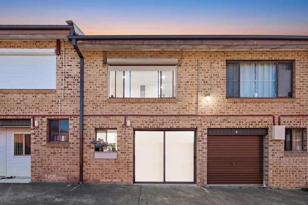 Fairfield 3Zimmer Spacious & Convenient Townhouse Offering Easy Family Living