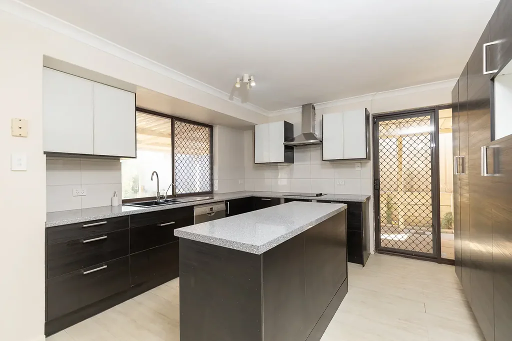 Parmelia 4Habitaciones Stylish Kitchen Renovation + Big Block– Invest with Confidence in a High Growth Area