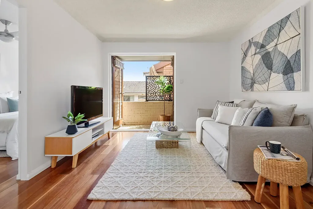 Dee Why 1房 Dee Why海滩近550米 顶层明厨 朝北阳台 产权车位 精品砖楼 Easy living in a prime lifestyle location