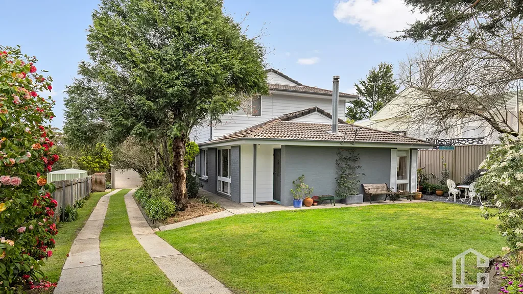 Wentworth Falls 4房 蓝山中心地带 俯瞰Jamison Valley 开阔视野 宽敞702m²地块 经典山区魅力 双车库 全围栏后院 Spacious family home with valley views, stunning seasonal colour and fruit trees - View by appointment.