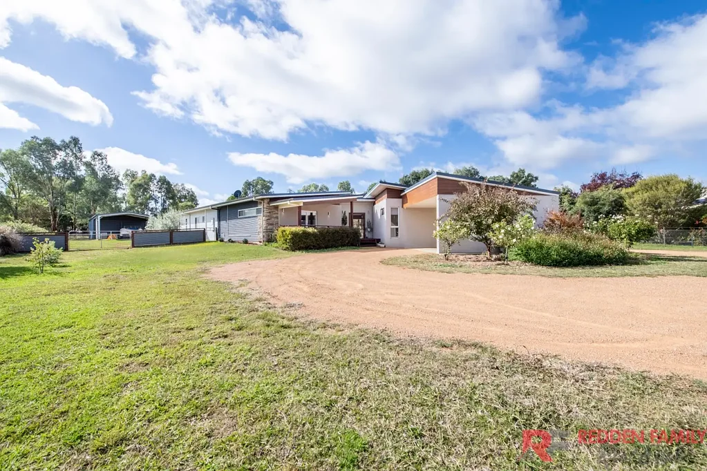 Dubbo 5Moenga Delightfully Designed in a Peaceful Setting!