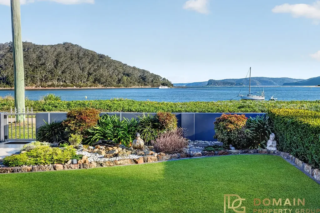 Ettalong Beach 3房  Immaculately Presented Beachfront Apartment in Premier Ettalong Beach Setting