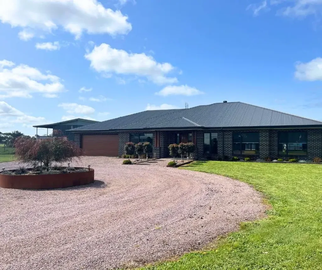 Perfect country living with modern house, perfect for large family or sharers