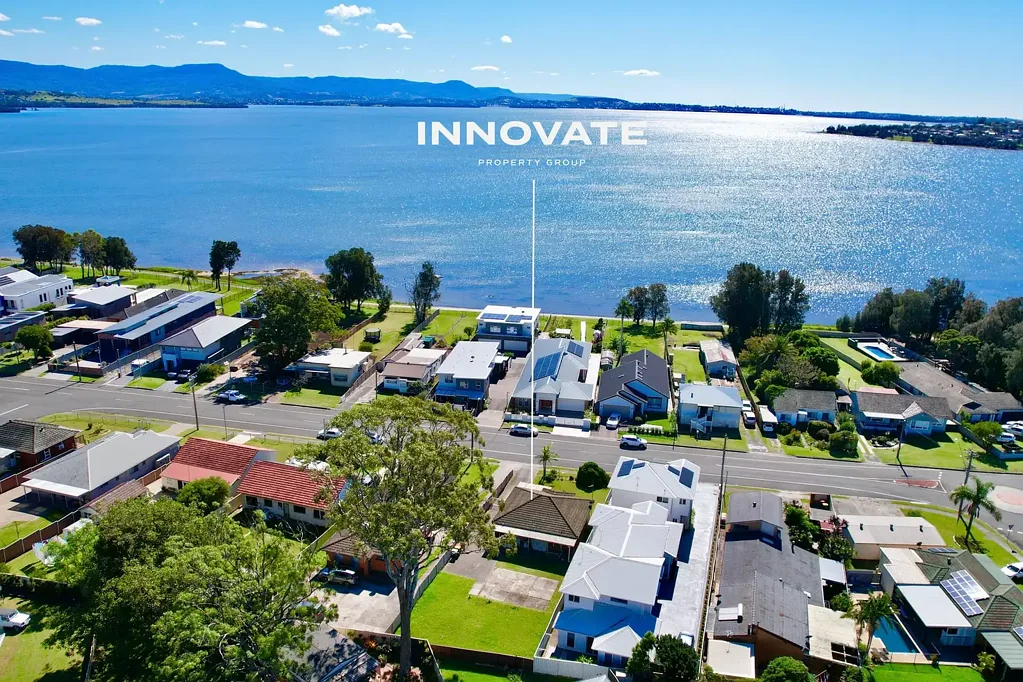 Oak Flats 3房  Luxury DA Approved Oak Flats Development Opportunity with Lake and Escarpment Views