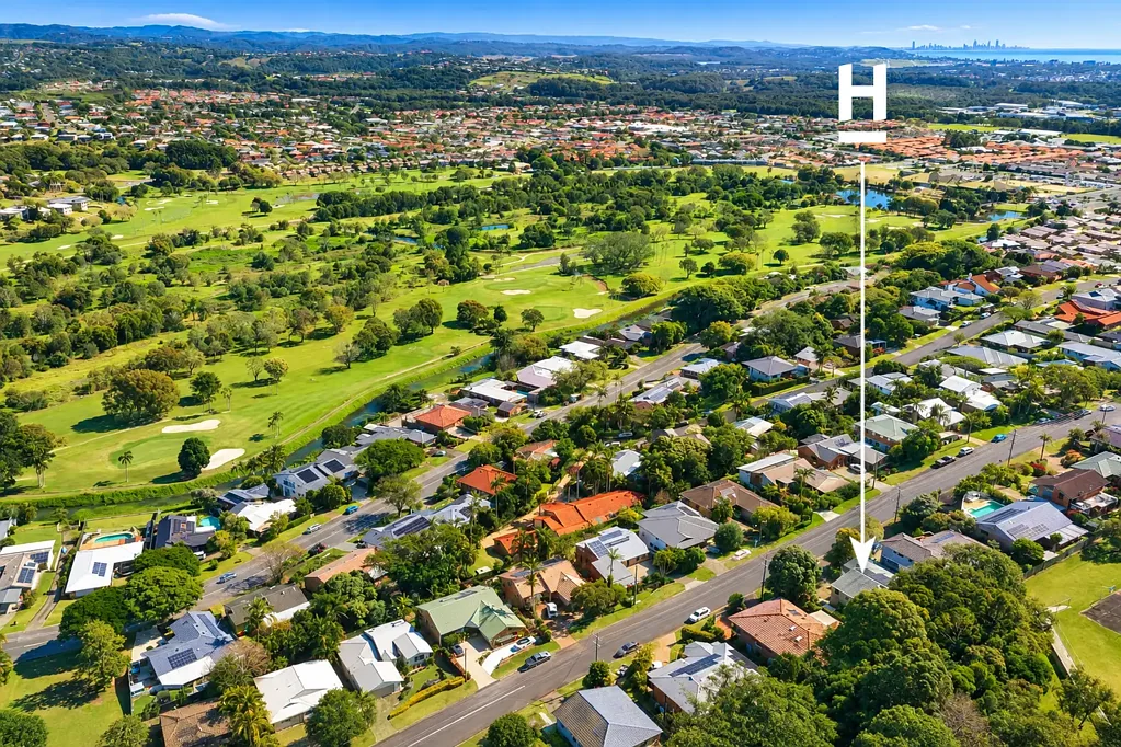 Banora Point 3Moenga Renovated Family Living, Elevated Views and a Sparkling Pool