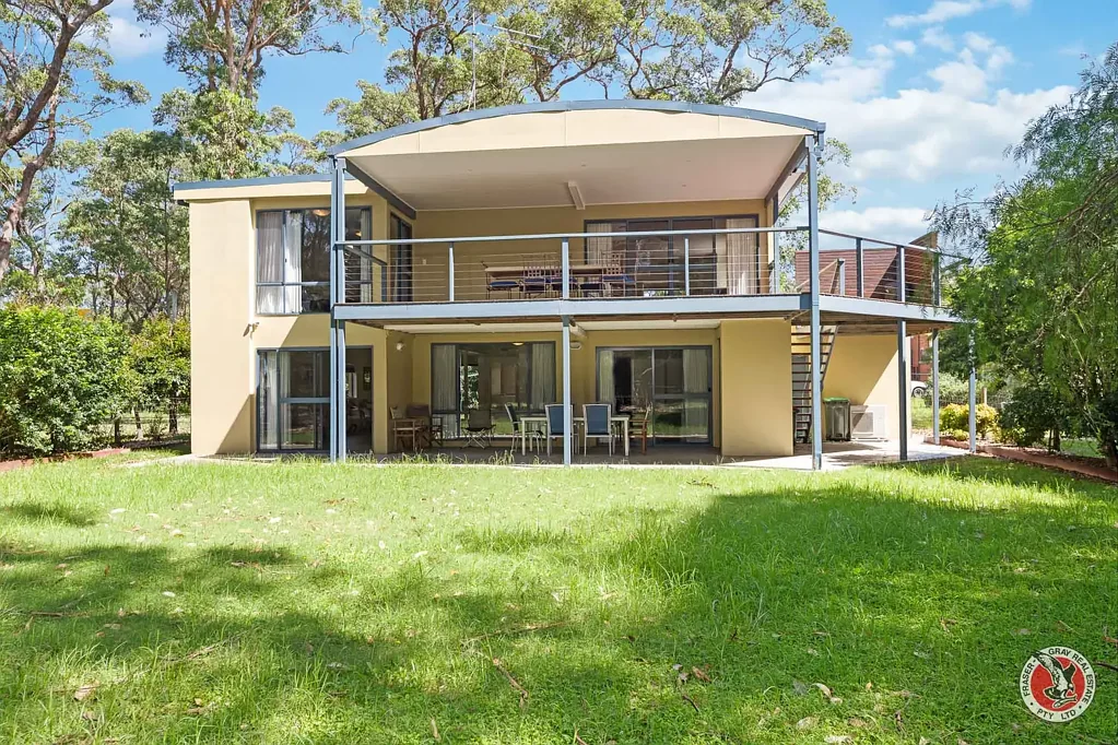 LARGE MODERN FAMILY HOME
