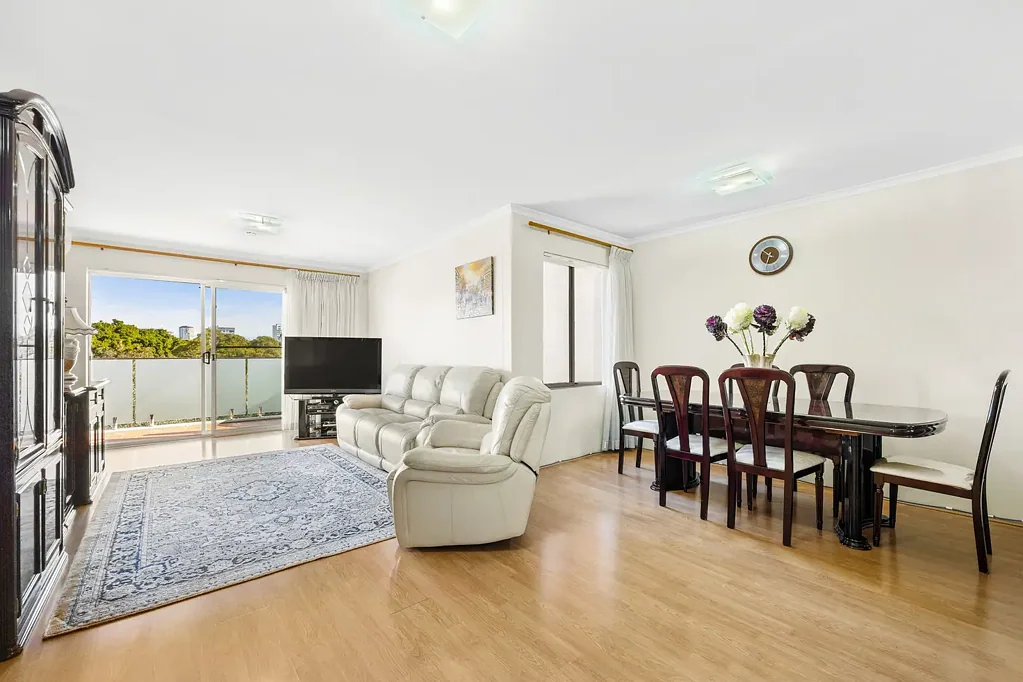 Kensington 2 Bedroom Sun-Soaked 2-Bed Apartment In Coveted Complex With District Views, LUG