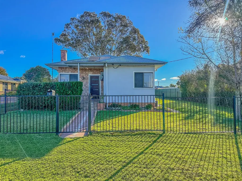 2 Bedroom Brick Home + Study in Stanthorpe