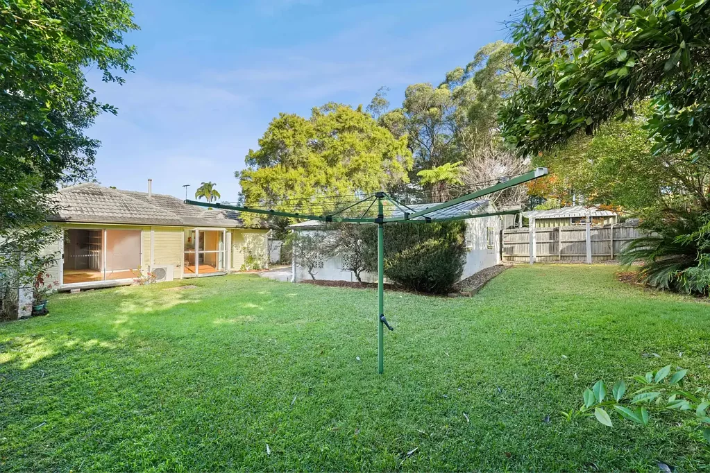North Epping 2Kwarto Solid spacious extended home - reinstate 3rd bedroom wall in one day!