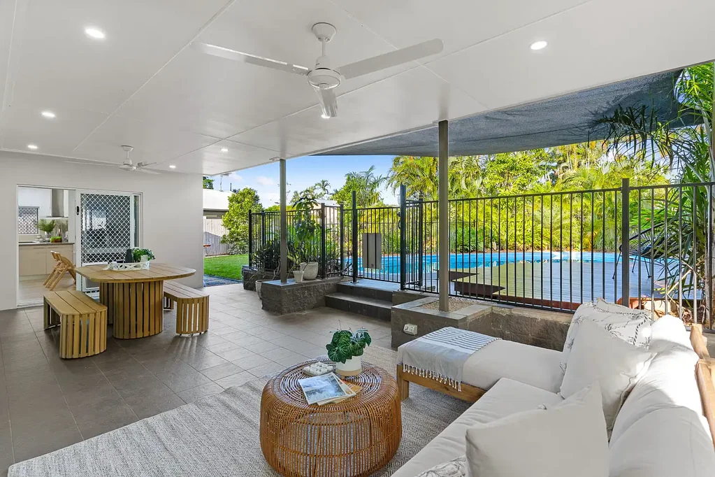 Kewarra Beach 5房  Renovated Coastal Retreat - 5 Bedrooms, 3 Bathrooms on a 800m² Block