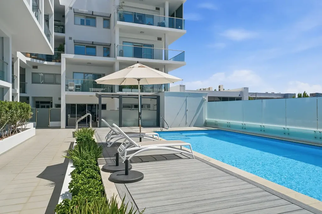 West Leederville 1房  Spacious One-Bedroom Apartment with Pool & Gym