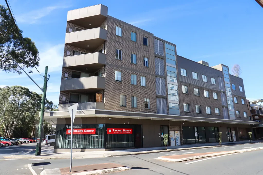 Modern 2-Bedroom Apartment in Toongabbie next to the station up for LEASE!