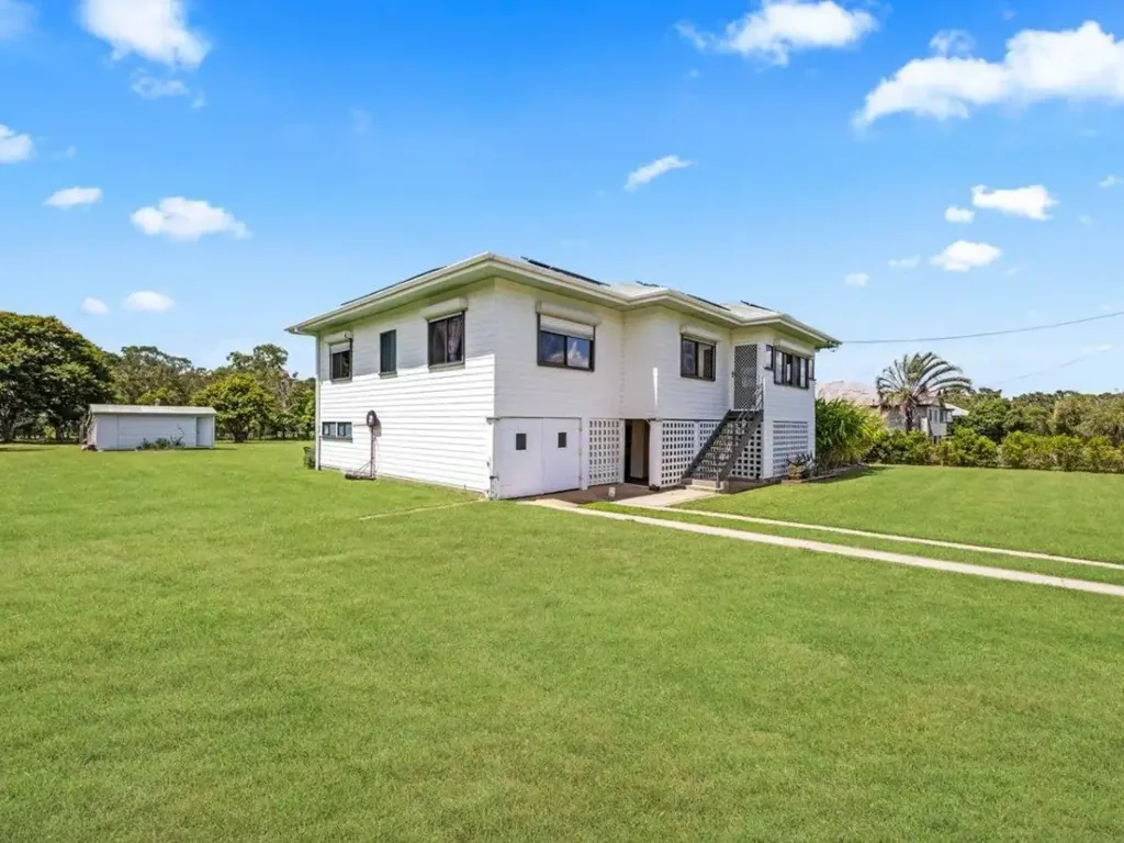COLONIAL CHARM OFFERS A PEACEFUL LIFESTYLE