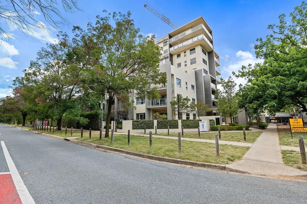 Exceptional Sub-Penthouse with Breathtaking Views.