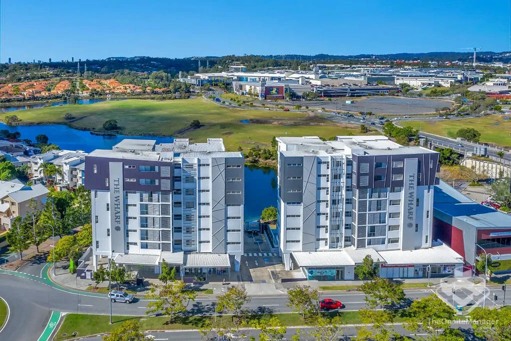 Stylish apartment new carpets, quality & new appliances