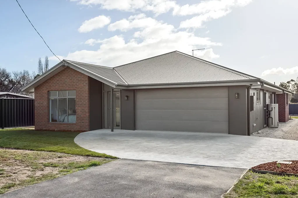 Carrick 3 Bedroom Brand new home with side access to large backyard