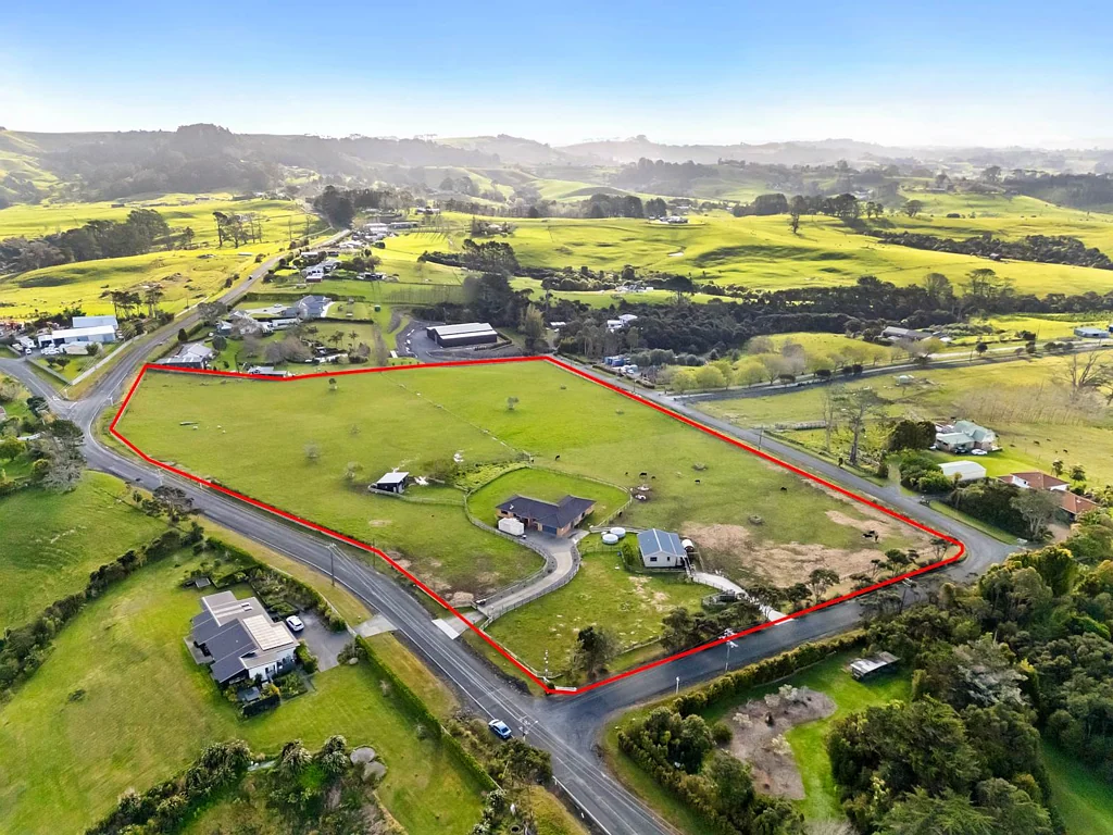 Taupaki 6房 兼具乡村生活与无限潜力！9.6英亩平坦可用地块，双住宅+围栏牧场，自住/出租皆宜！ Rural Lifestyle with Endless Possibilities