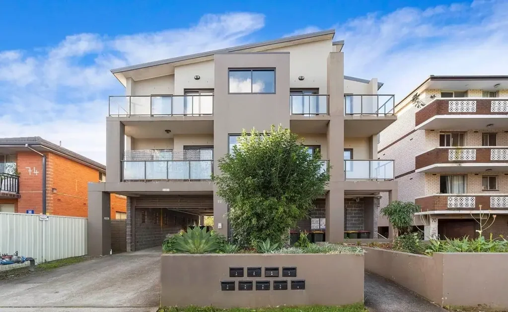 MODERN 2 BED, 2 BATH UNIT! LOCATED ON SECOND FLOOR!