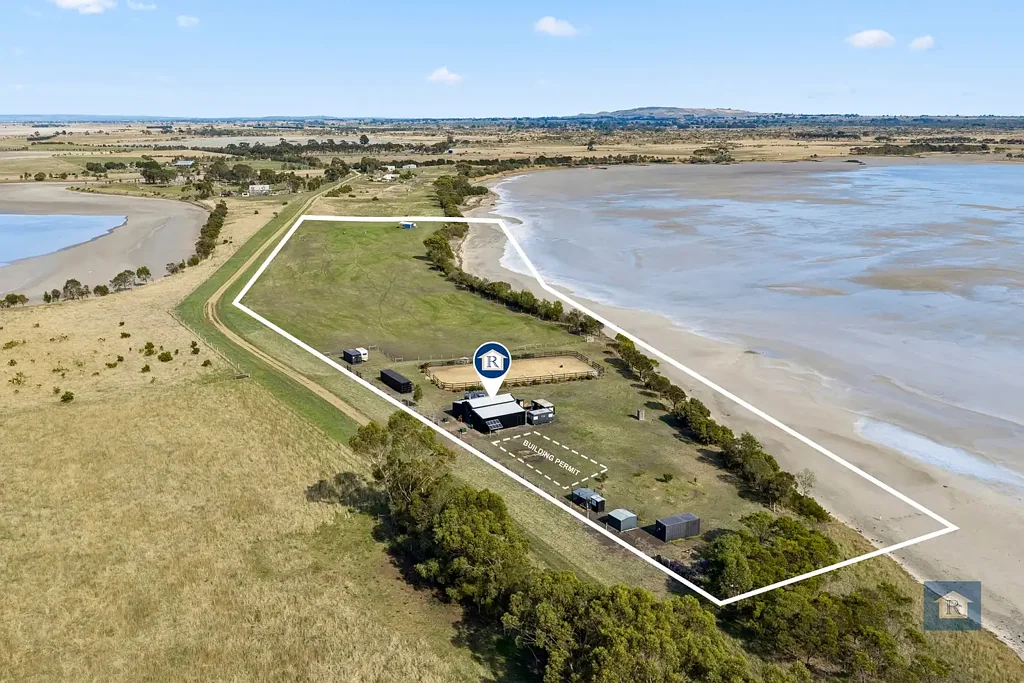 Beeac Space, Freedom and Future Potential by the Lake...