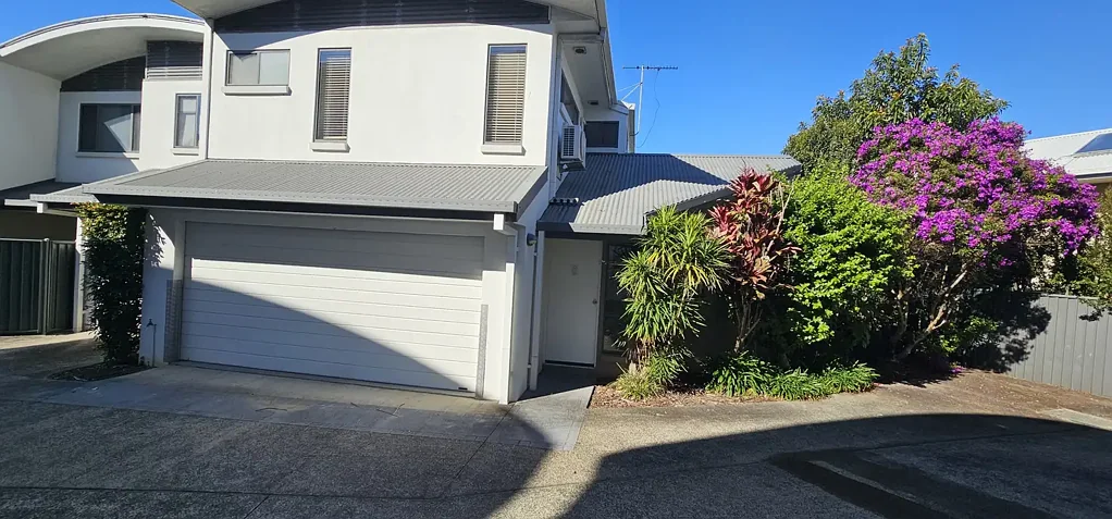 3 Bedroom Townhouse, walk to Plaza