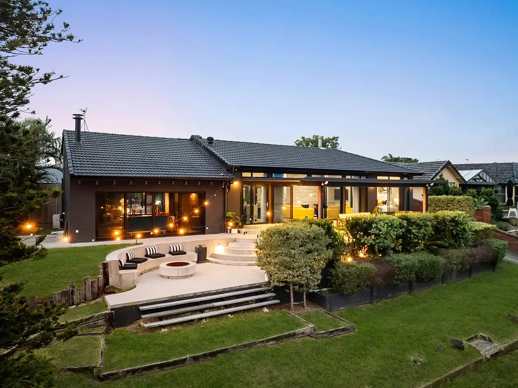 Bundall 3chambre Sleek Waterfront Sanctuary - Where Modern Design Meets Effortless Living