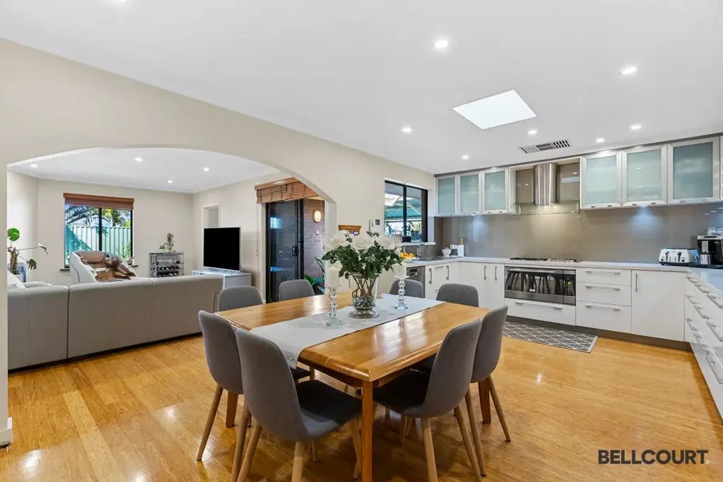 Kardinya 4chambre MODERN FAMILY LIVING WITH AN ENTERTAINER'S DELIGHT BACKYARD