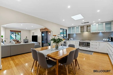 Kardinya 4房  MODERN FAMILY LIVING WITH AN ENTERTAINER'S DELIGHT BACKYARD