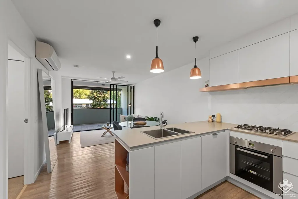 Annerley 1બેડરૂમ Beautifully presented modern 1 bedroom unit with study / multi purpose room, laundry cupboard and under cover parking.