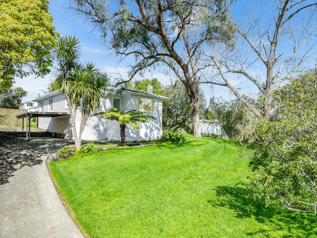 Glen Eden 3房  Selling with a Loss! 1012sqm Section