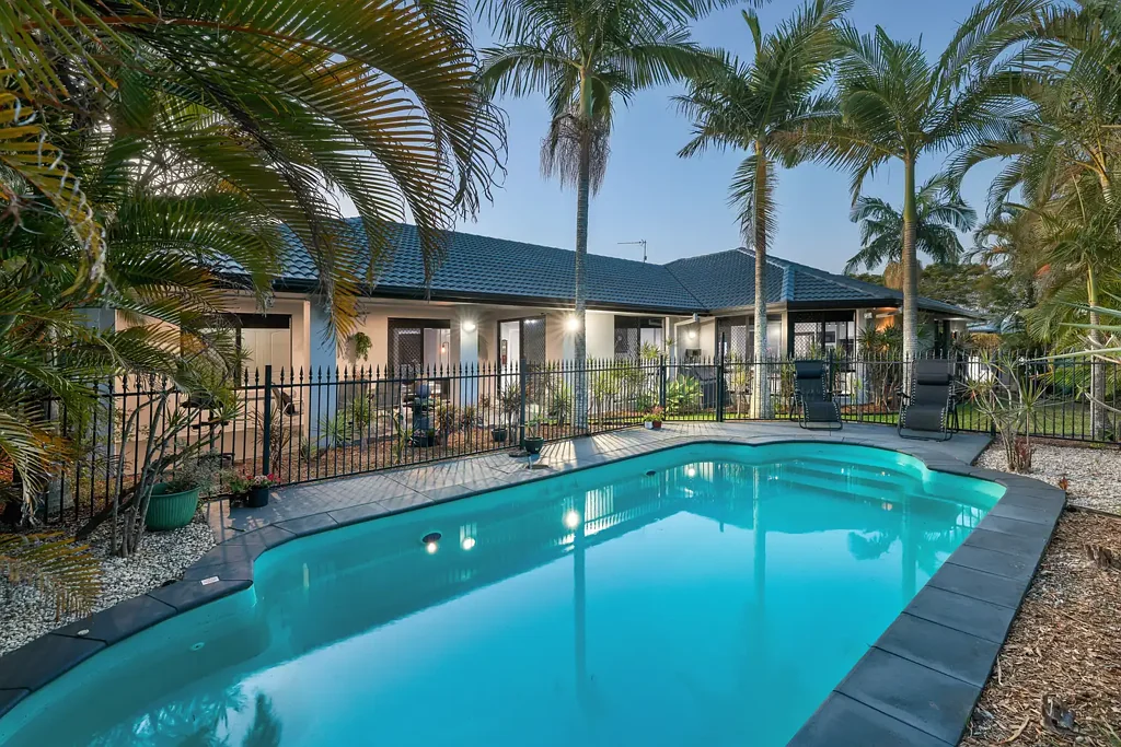 Oxenford 5房  Exclusive Family Sanctuary in Coveted Regatta Waters Estate