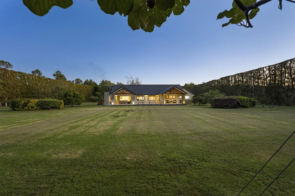 Riverhead 5 Slaapkamer Secure Lifestyle on Kiwifruit Estate
