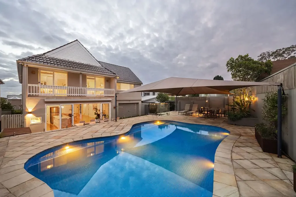 Abbotsford 4غرفة نوم A Rare Family Legacy Home with Panoramic Water View