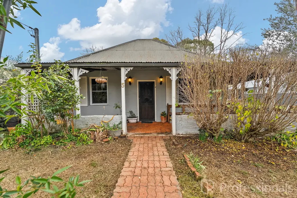 Perthville 3ห้องนอน A charming Perthville cottage with space, character and exciting potential.