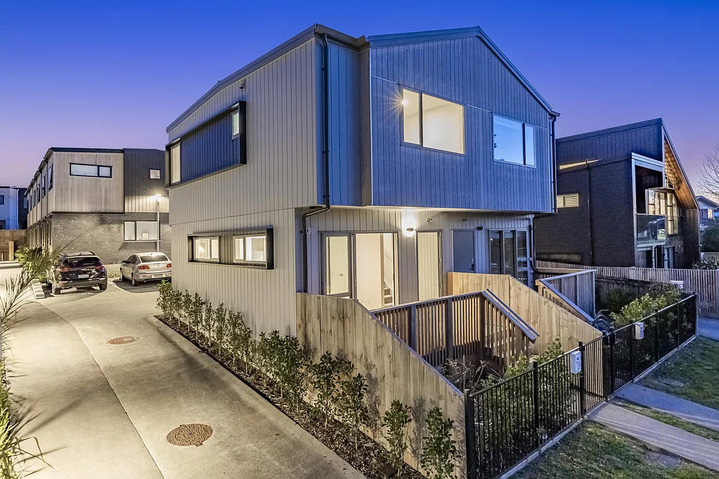 Te Atatu Peninsula 2房  BARGAIN - First in First served !