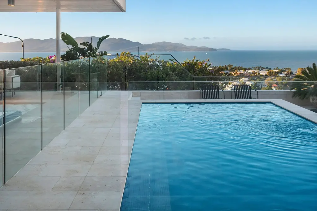 Castle Hill 4房  A RARE CASTLE HILL HOME WITH UNRIVALLED SEA, CITY AND CASTLE HILL VIEWS.
