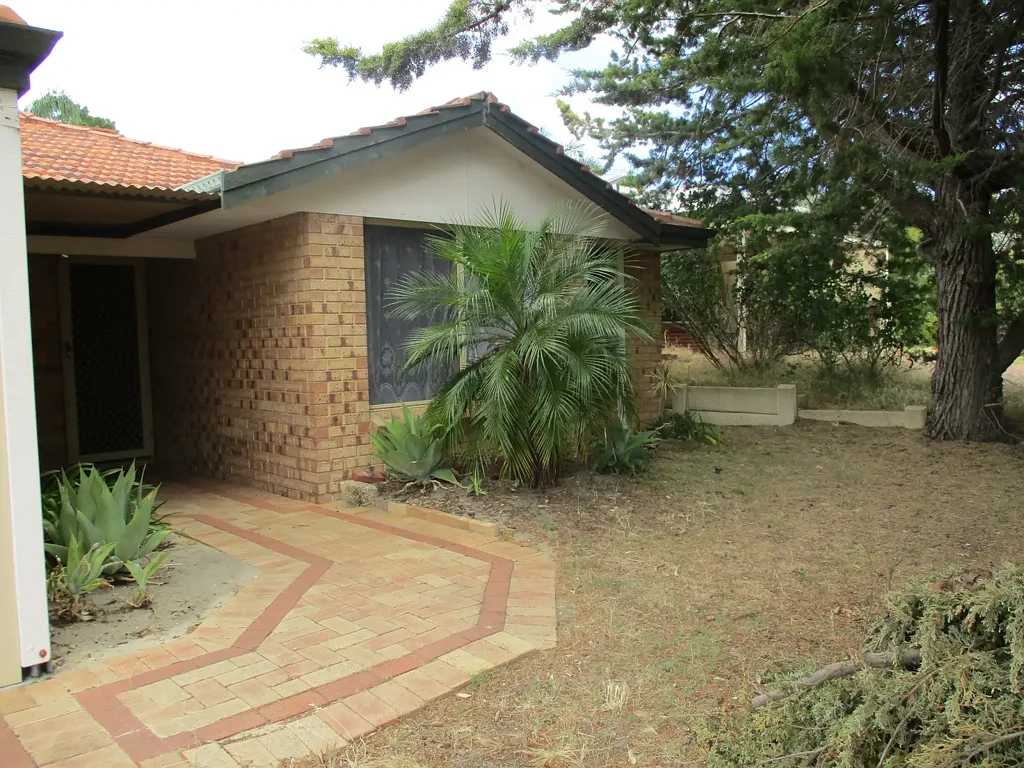 LARGE SPACIOUS HOME 4 X 2 -  ROOM FOR ALL -