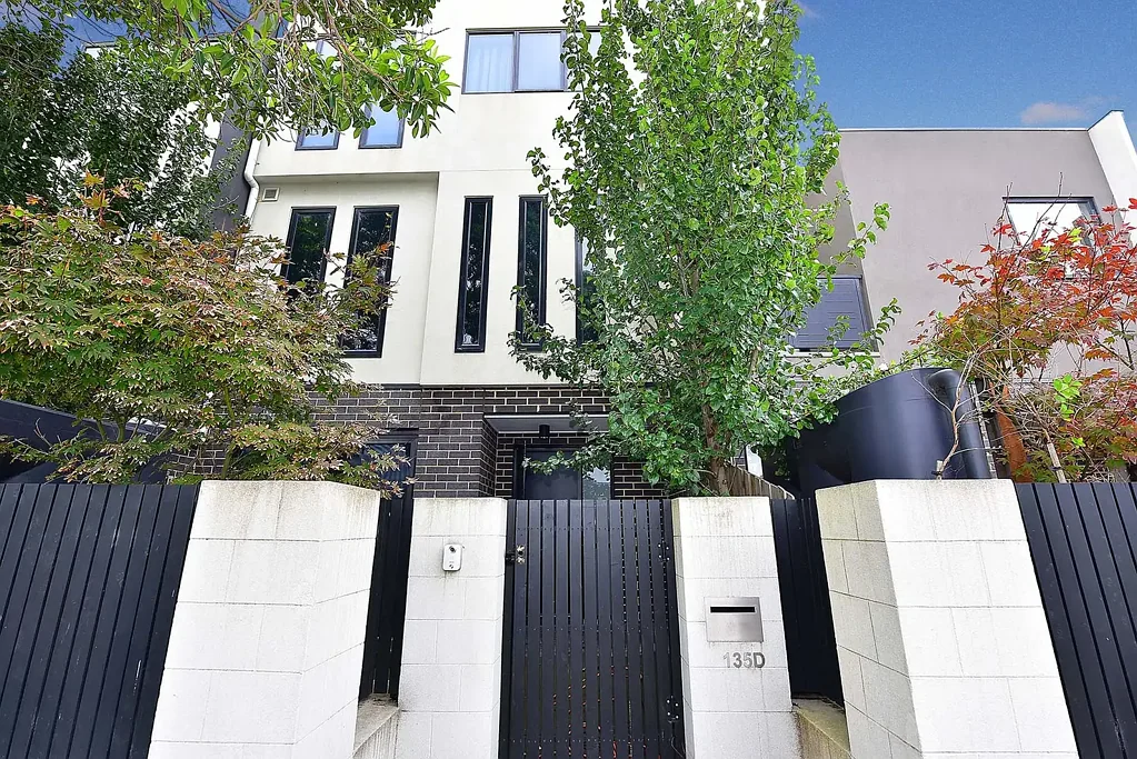 Beautifully Presented And Contemporary Designed Home