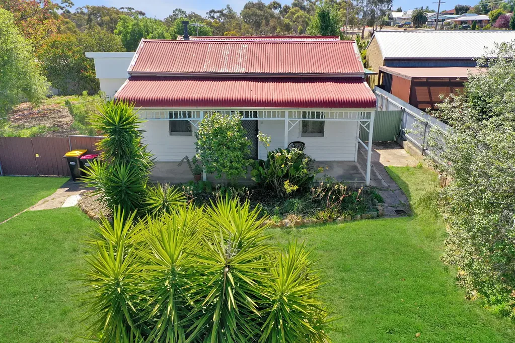 Three-Bedroom Cottage in Convenient Mid-Town Location