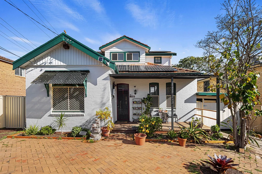 Hurstville 5房 Hurstville中心地带 精心翻新两层住宅 现代升级 宽敞客厅 无缝室内外流动 私人环绕庭院 步行至火车站 购物中心 Modern Living in the Heart of Hurstville