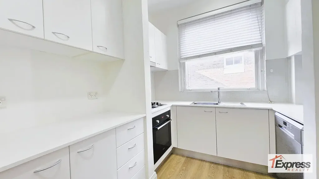 RENOVATED & BRIGHT ART DECO APARTMENT