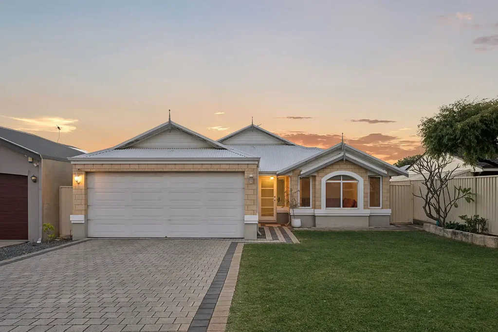 Lake Coogee 4कमरा Coastal Comfort & Timeless Charm
