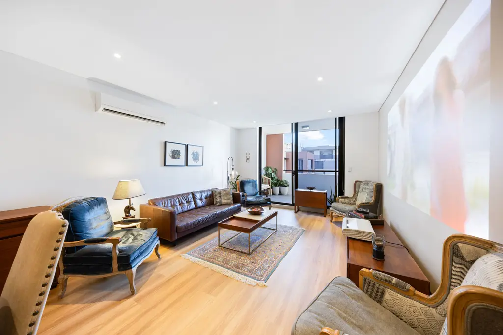 St Ives Stylish Dual-Level Apartment in Prime St Ives Location