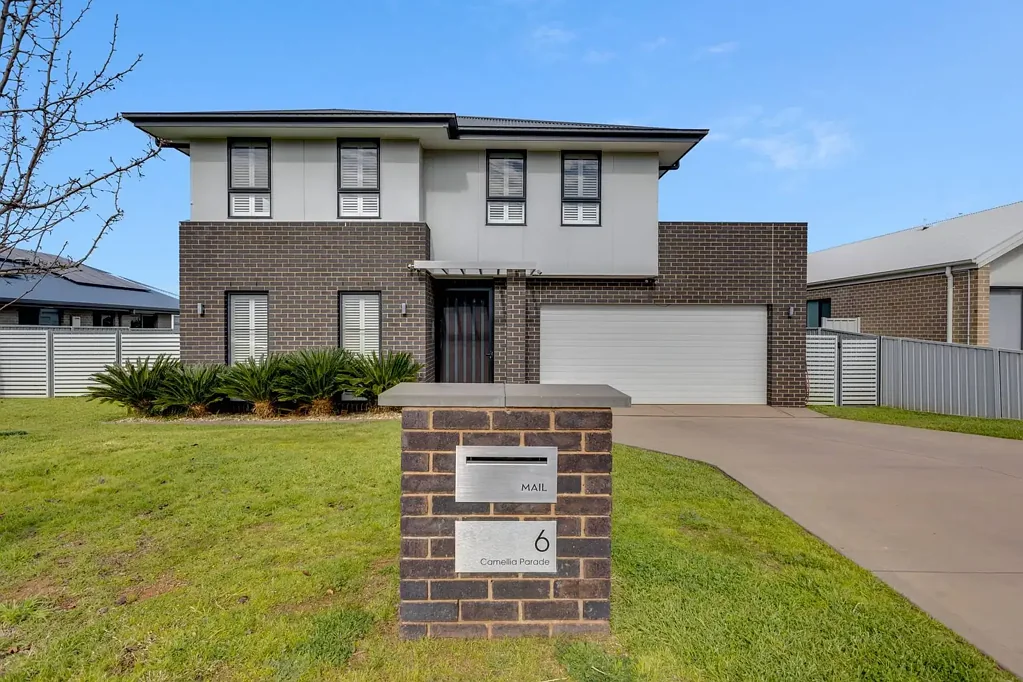 Parkes 5房  Executive Family Excellence in Prestigious East Parkes Estate