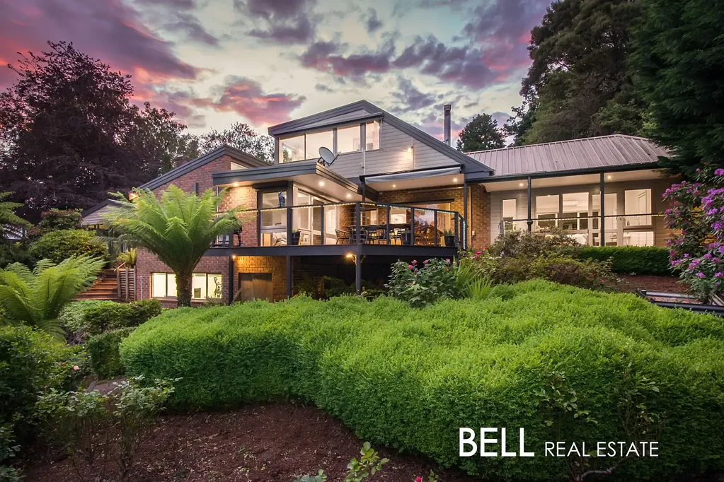 Mount Dandenong 3房 备受欢迎Ridge Road 3040平米花园 错层采光充足 中世纪风格 独立卫浴主卧 灵活工作室 四车位车库 A Ridge Road Retreat of Light, Space and Garden Glory